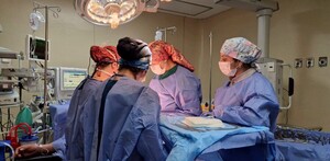 Médicos y enfermeras de Guadalajara realizando una cirugía de preservación de órganos dentro de un quirófano con equipo médico alrededor