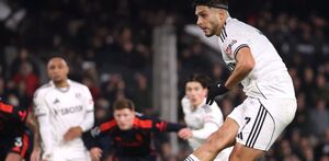 Raúl Jiménez cobrando el penalti en el partido entre Fulham y Nottingham Forest.
