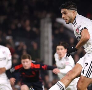 Raúl Jiménez cobrando el penalti en el partido entre Fulham y Nottingham Forest.