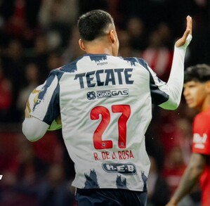 Roberto de la Rosa, después de anotar gol contra Toluca.