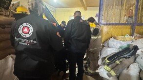 Imagen de Bomberos de Torreón atendiendo a una joven tras haberse lastimado en elevador.
