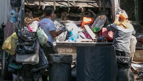 Dejar basura en la vía pública fuera de los horarios establecidos puede generar multas.