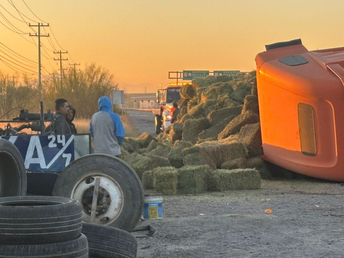 tráiler que sufrió accidente color naranja.