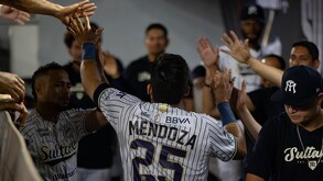 Peloteros de Sultanes de Monterrey en las bancas.