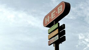 Letrero de una tienda HEB