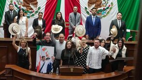 Grecia Quiroz rinde protesta como alcaldesa de Uruapan, Michoacán.