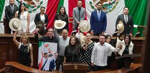 Grecia Quiroz rinde protesta como alcaldesa de Uruapan, Michoacán.