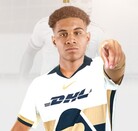 Tony Leone portando la camiseta de Pumas.