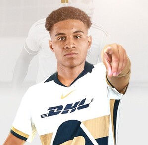 Tony Leone portando la camiseta de Pumas.