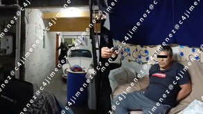 Policías arrestando a ‘El Tortas’, presunto miembro de Los Malportados.