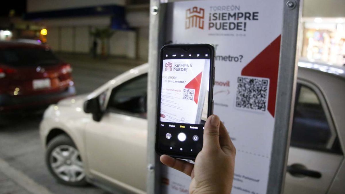 Fotografía de anuncio de parquímetro de Torreón, el cual se paga escaneando un código.