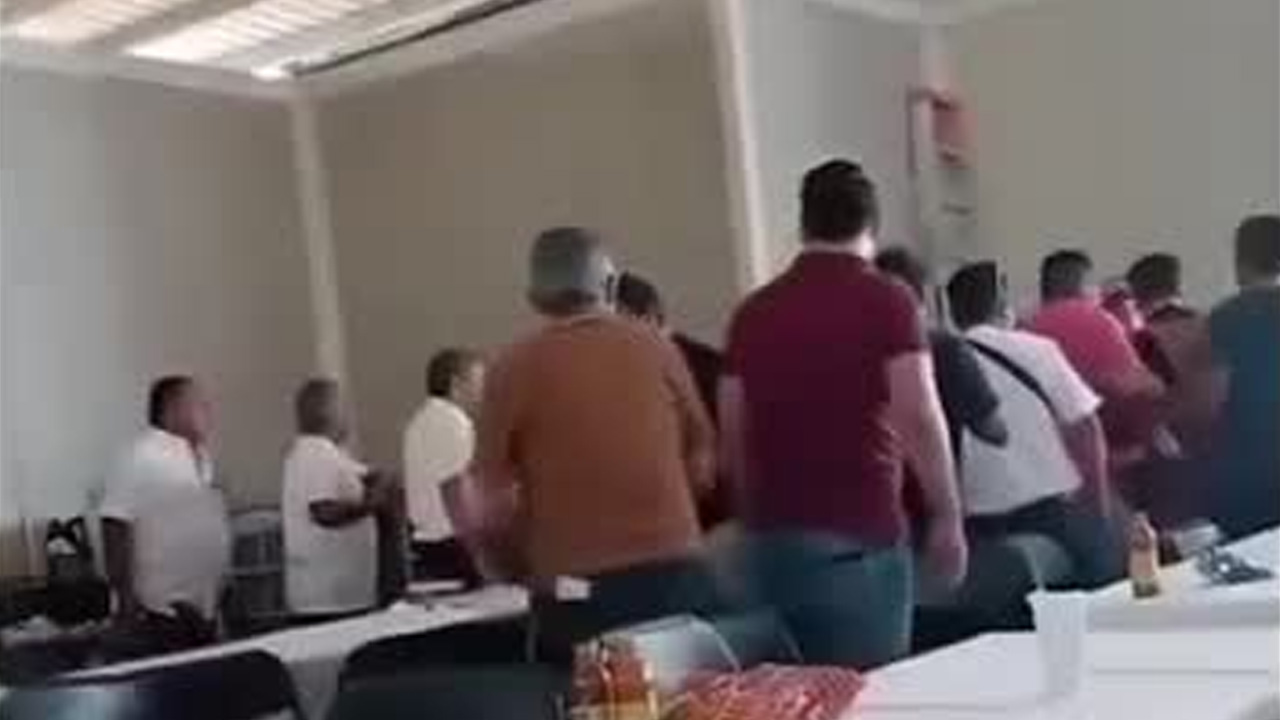 Tras el incidente y ante la presión de las redes sociales, el comediante decidió realizar una transmisión en vivo para ofrecer su versión de los hechos.