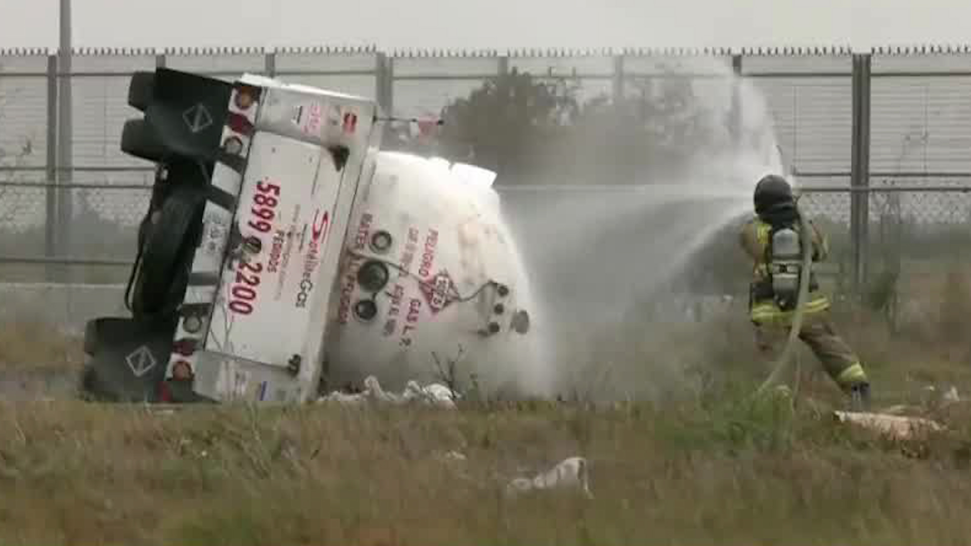 Caos vial por volcadura de pipa en el Estado de México. El conductor resultó herido tras perder el control.