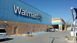 Tienda Waltmart con letras gigantes en color blanco y azul