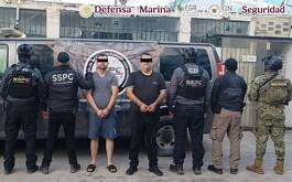 Dos hombres detenidos y elementos de la SSCP a sus lados