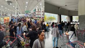 Personas haciendo fila en Costco en Monterrey previo a Nochebuena.