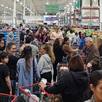 Personas haciendo fila en Costco en Monterrey previo a Nochebuena.