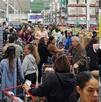 Personas haciendo fila en Costco en Monterrey previo a Nochebuena.