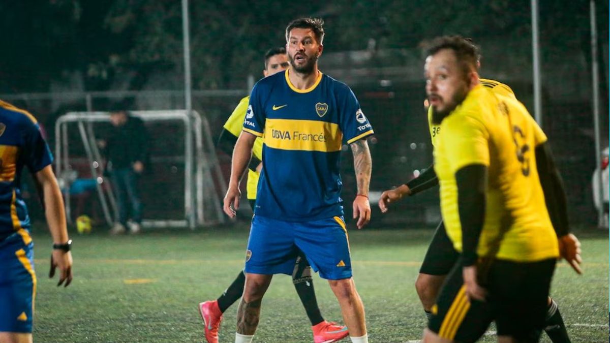 André-Pierre Gignac jugando un partido amateur con el uniforme de Boca Juniors.