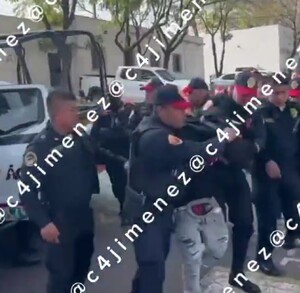 Policías deteniendo a Julio ‘N’ tras balear a una mujer en panteón de Santa Fe.