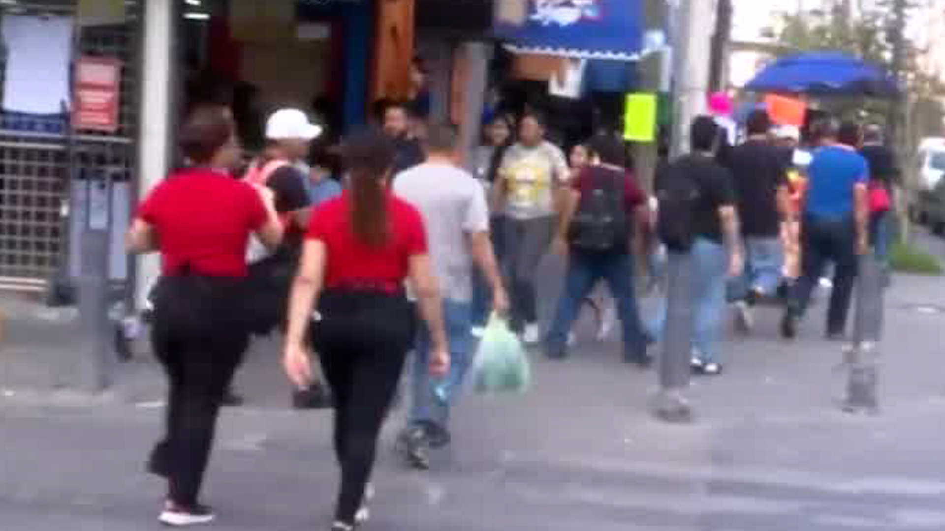 Cientos de personas buscan alimentos, regalos, adornos, entre otros artículos en esta parte de la ciudad para celebrar las fiestas decembrinas.
