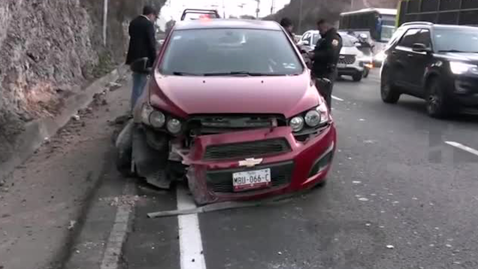 La ponchadura de una llanta en un vehículo particular ocasiona choque contra un muro en la alcaldía Gustavo A. Madero.