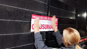 Autoridades de San Pedro, Coahuila, clausurando un negocio donde se vendía pirotecnia.