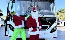 Hombres vestidos de Santa y Grinch