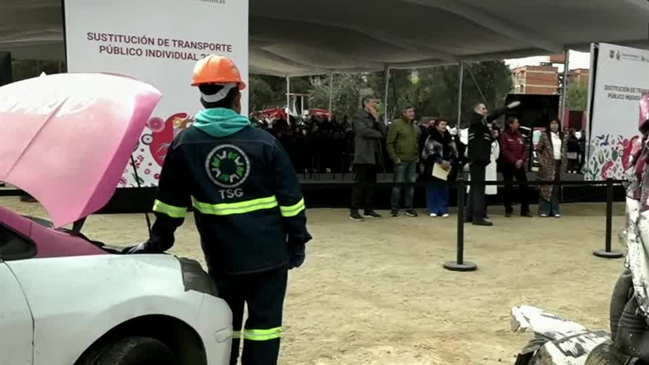 Clara Brugada lanzó el Programa de Sustitución de Transporte Público Individual con la chatarrización de 300 taxis.