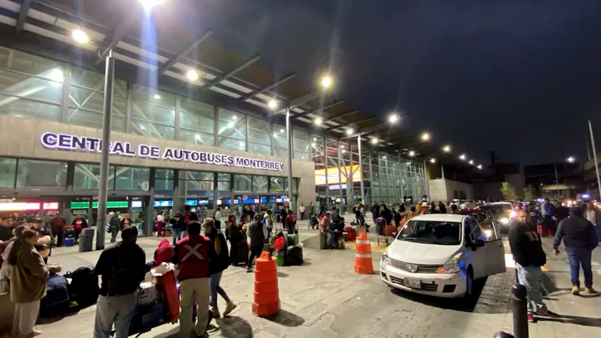 Desde temprana hora, la Central de Autobuses de Monterrey como sus inmediaciones registraron un intenso movimiento de viajeros.