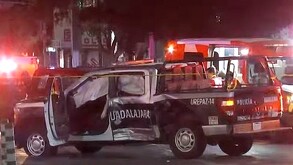 Patrulla de la Policía Municipal de Guadalajara con la puerta del conductor abierta, bolsas de aire desplegadas y múltiples abolladuras