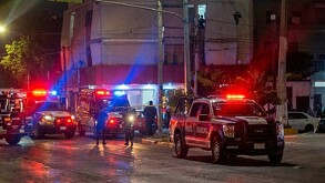 Patrullas de la Policía de Guadalajara con oficiales y una ambulancia alrededor durante la noche en una zona acordona