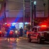 Patrullas de la Policía de Guadalajara con oficiales y una ambulancia alrededor durante la noche en una zona acordona
