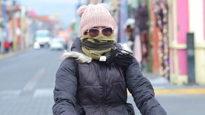 Una persona cubierta del rostro debido al frío.