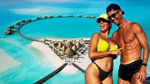 Cristiano Ronaldo y Georgina Rodríguez pasando juntos unas vacaciones en la playa.