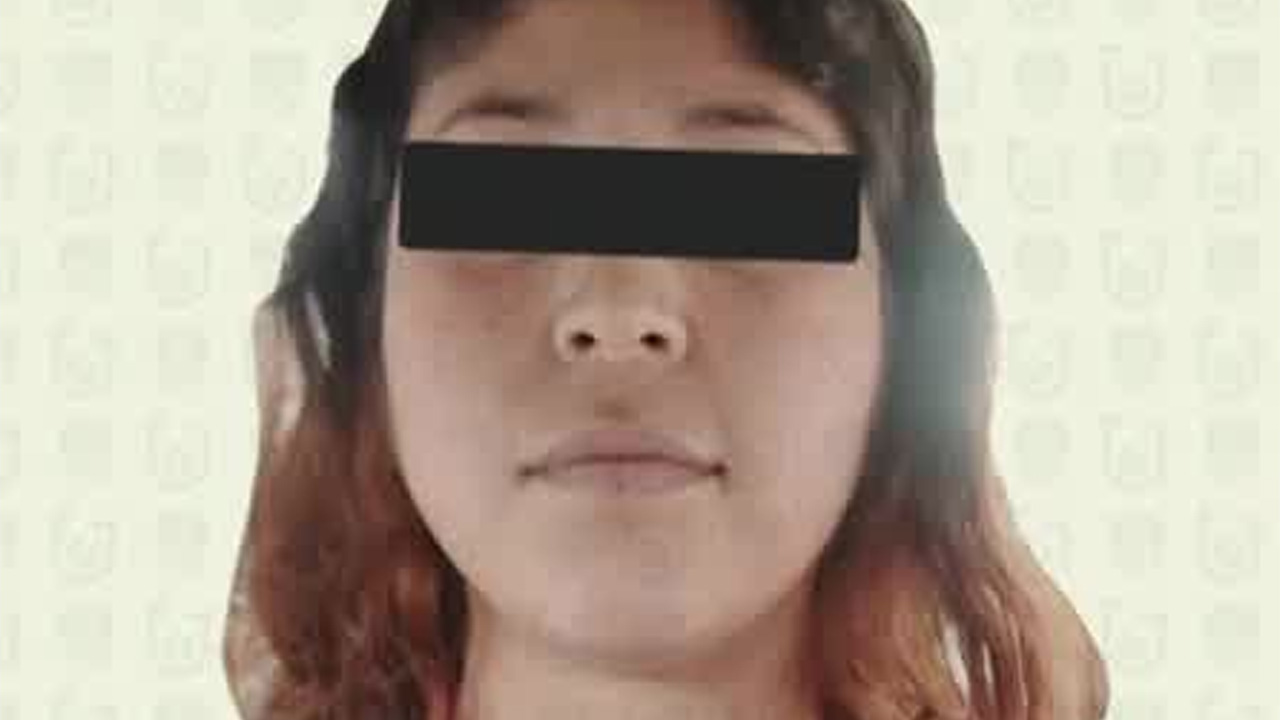Una mujer identificada como Monserrat “N” fue detenida en Atizapán, Edomex, por presunta participación en una banda que extorsionó a un profesor.