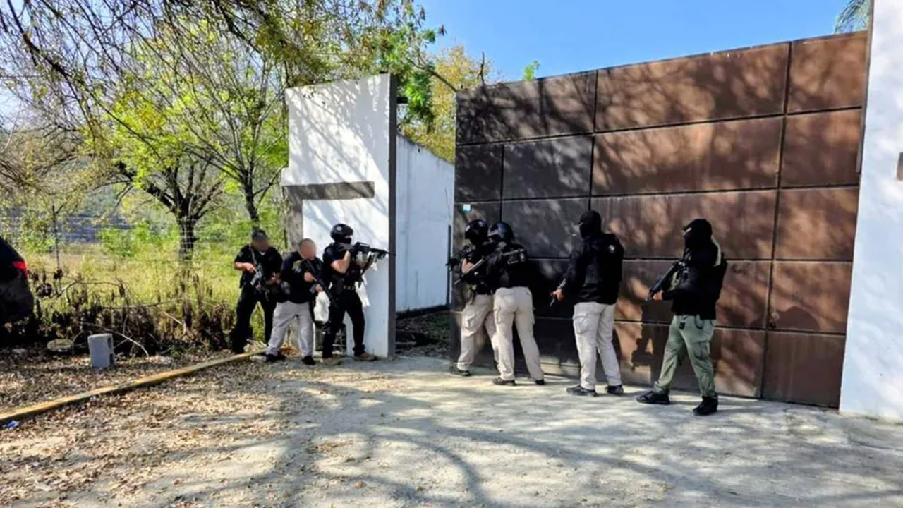 Dos hombres, entre ellos ‘Don Zefe’, presunto líder criminal, fueron abatidos tras un enfrentamiento con agentes ministeriales en una quinta de Santiago, NL.