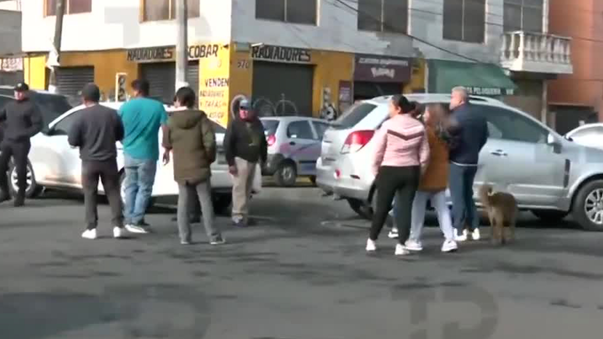 Una unidad de transporte público y dos camionetas sufrieron una colisión por la imprudencia de el conductor de uno de los vehículos.