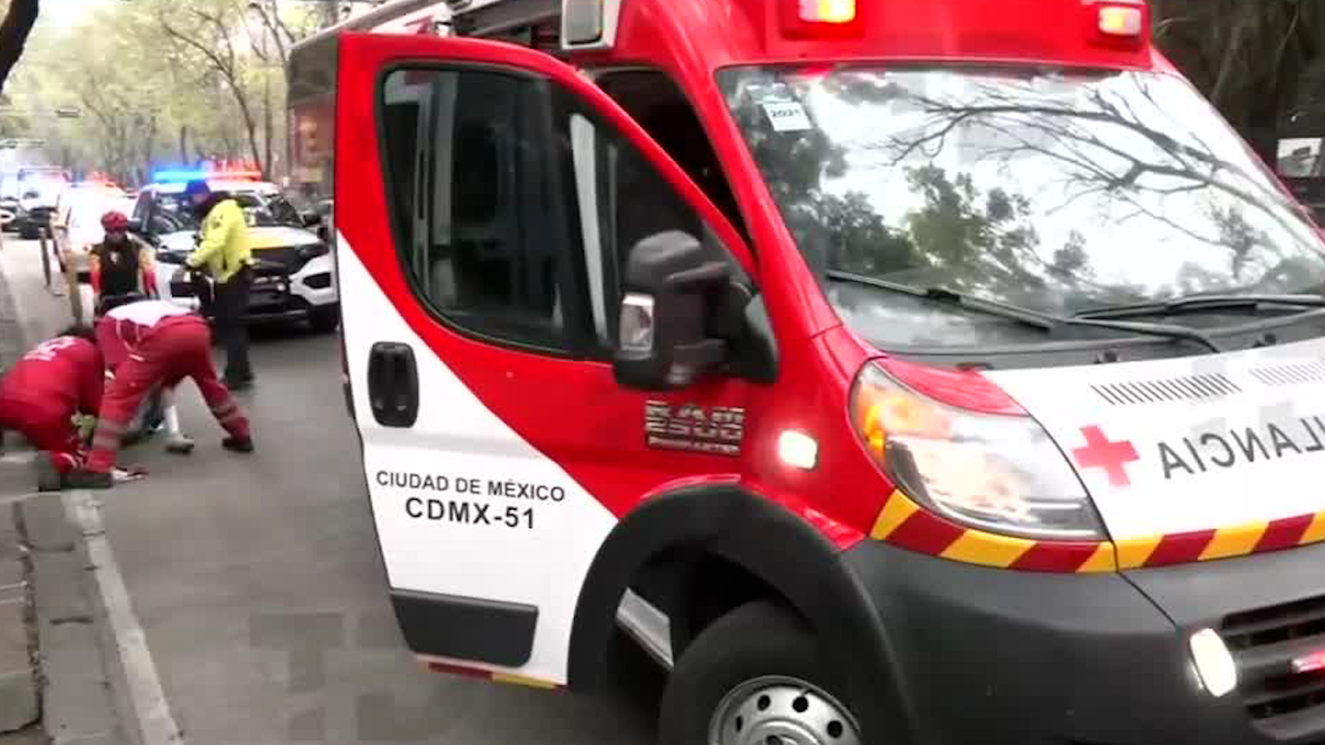 Paramédicos de la Cruz Roja Mexicana se encuentran en la zona para brindar el apoyo prehospitalario a la víctima.