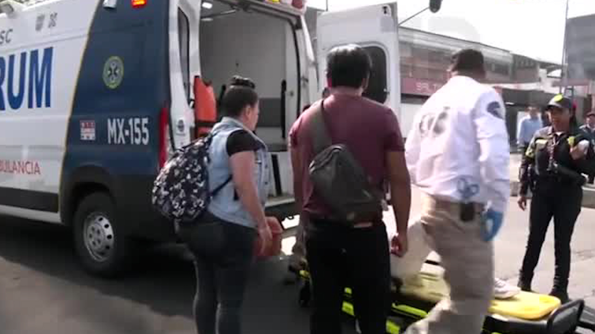 Comerciantes y peatones de la zona llamaron a los servicios de emergencia para atender a la mujer.