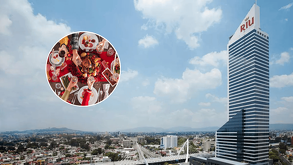 Vista aérea del Hotel RIU Plaza Guadalajara y el Puente Matute Remus. Un círculo superpuesto muestra a varias personas brindando en una cena.
