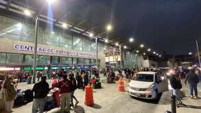 Filas en Central de Autobuses de Monterrey.