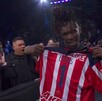 Je'Von Evans sosteniendo el jersey de las Chivas durante AAA Guerra de Titanes 2025.