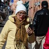 Se observa a una señora con chamarra beige y gorro blanco.