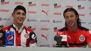 Alan Pulido junto a Matías Almeyda en su presentación oficial con Chivas.