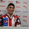 Alan Pulido junto a Matías Almeyda en su presentación oficial con Chivas.