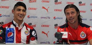 Alan Pulido junto a Matías Almeyda en su presentación oficial con Chivas.