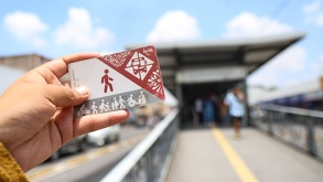 Una mano extendida con una tarjeta de la RUTA en Puebla.