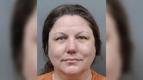 Susan Avalon viendo de frente con media sonrisa durante su arresto en la oficina del Sheriff del condado de Manatee