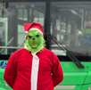 Chofer de camión disfrazado de Grinch en San Nicolás.